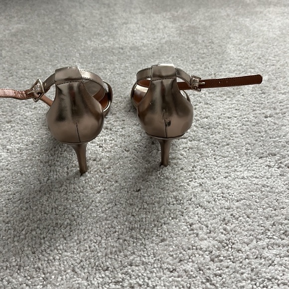 Women’s gold dress sandal - Picture 3 of 5